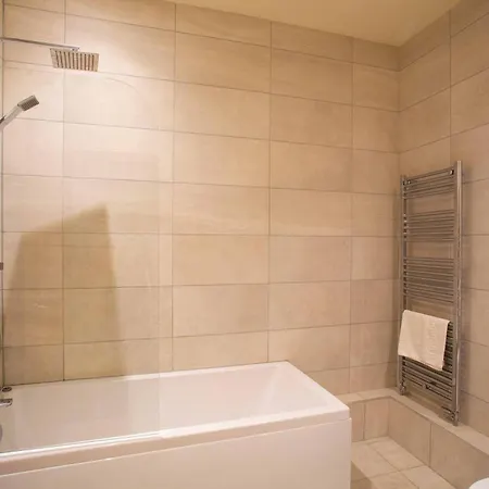 The Stylish Gem Of - Sleeps 6 דירה